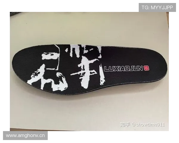 刷到吕小军出街那双鞋的价钱，我突然想把银行卡藏起来