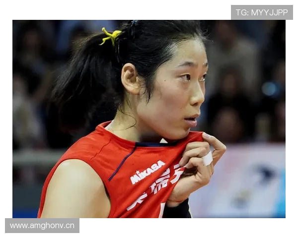 朱婷训练间隙偷偷刷剧？这画风和赛场上差太多了吧！